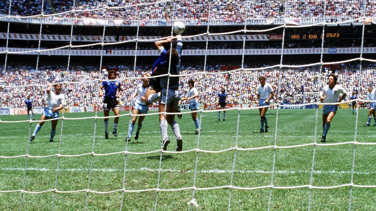 Mit Nottingham Forest gewann Shilton den Landesmeister-Cup 1979 und 1980 (im Finale gegen den Hamburger SV). Außer ihm schaffte es nur der Franzose Fabien Barthez, zehn WM-Spiele ohne Gegentor zu überstehen. Kassierte 1986 das Tor durch die "Hand Gottes"