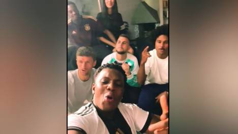 Das Rap-Video eines potenziellen WM-Songs sorgt für einen Hingucker. Neben dem Heimtrikot entdeckt man im Hintergrund möglicherweise auch das Auswärtstrikot der deutschen Nationalmannschaft.