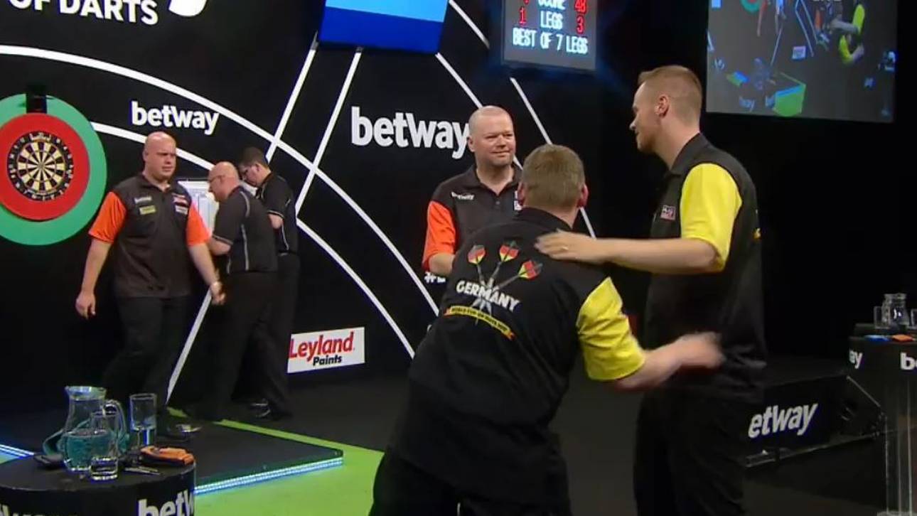 Martin Schindler und Max Hopp zogen beim World Cup of Darts gegen Michael van Gerwen und Raymond van Barneveld den Kürzeren