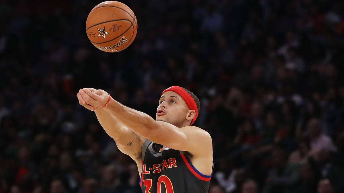 Auch Stephen Curry erlaubt sich ein Späßchen und wechselt kurzfristig die Sportart
