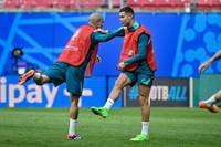 Cristiano Ronaldo und Portugal starten mit dem Duell gegen Tschechien in die EM in Deutschland. CR7 stellt einen Rekord auf - ein anderer wird ihm von einem Mitspieler weggeschnappt. Das Spiel in Leipzig könnt ihr live im TV, Stream und Ticker verfolgen. 