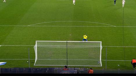 Ein Böller detoniert in unmittelbarer Nähe von Essen-Torhüter Felix Wienand. Der 23-Jährige kann das Spiel nicht mehr fortsetzen, ein Spielabbruch stand lange Zeit im Raum.