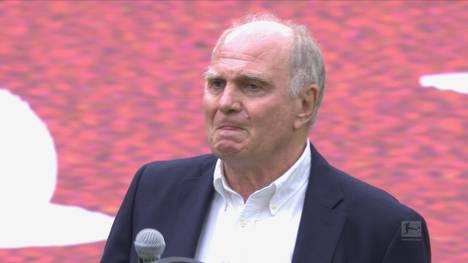 Vor dem Bundesliga-Spiel gegen den 1.FC Köln gedenkt der FC Bayern ihrer größten Legende. Uli Hoeness hält eine emotionale Rede zu Ehren von Gerd Müller.