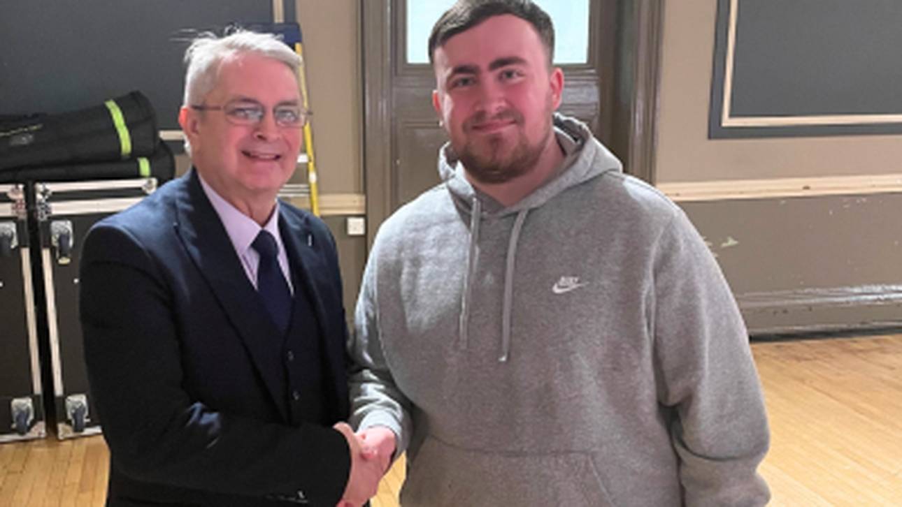 Vorsitzender Hans Mundry mit Luke Littler