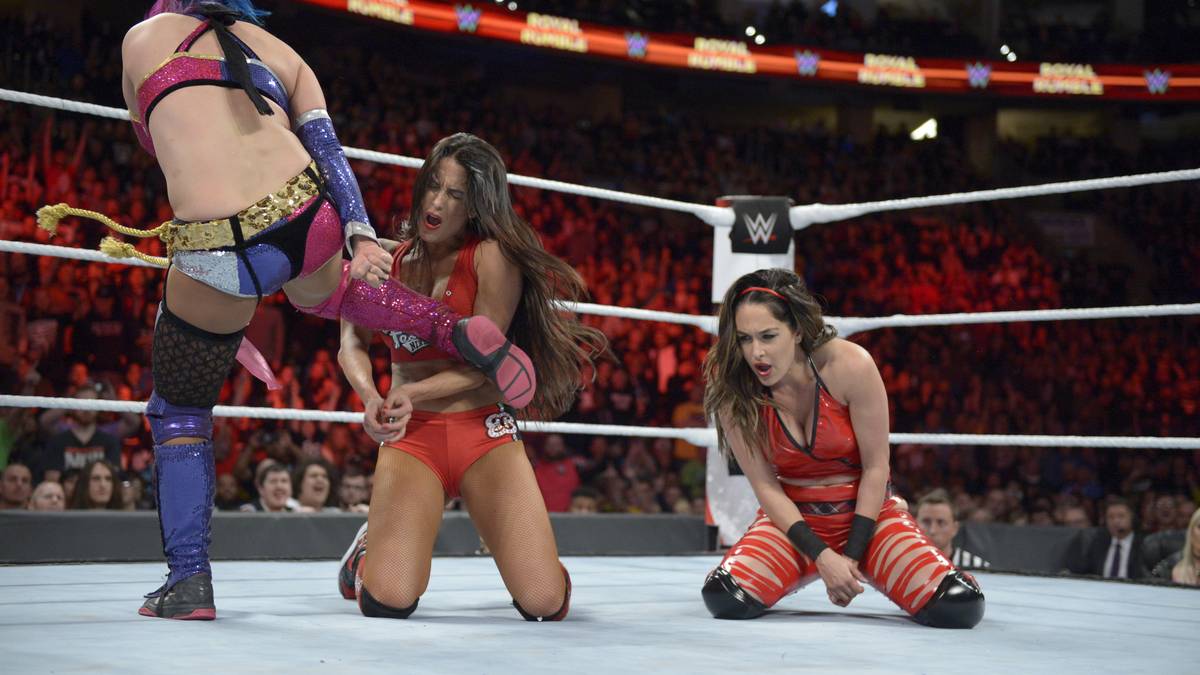 Ebenfalls für den Rumble zurück aus dem Ruhestand: die Bella Twins Nikki und Brie. Die Japanerin Asuka fordert das Zwillingsduo mit harten Kicks