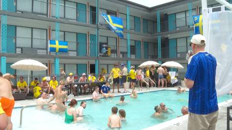 Die schwedischen Fans stimmen sich vor dem WM-Duell mit den Niederlanden ausgelassen am Pool auf die Partie ein. Nach dem starken Auftaktsieg herrscht große Zuversicht und die Hoffnung, am Abend den nächsten Erfolg feiern zu können.