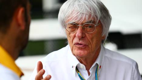 Formel-1-Boss Bernie Ecclestone gestikuliert 