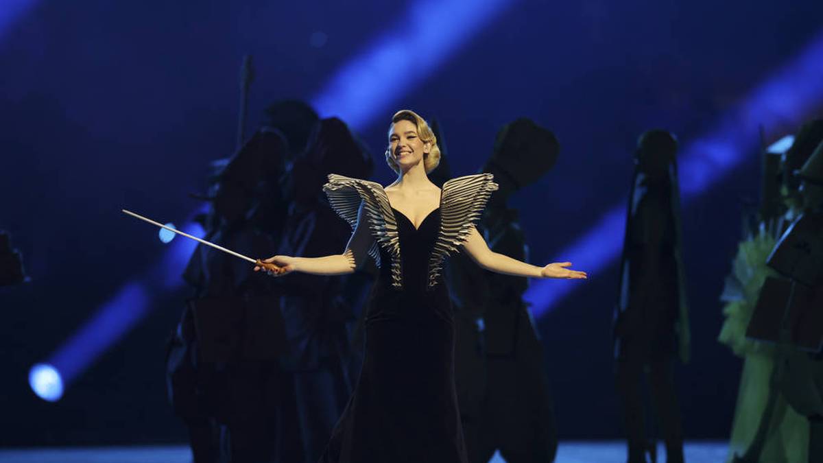 Eine Dirigentin steht zwischenzeitlich im Mittelpunkt der Eröffnungsfeier