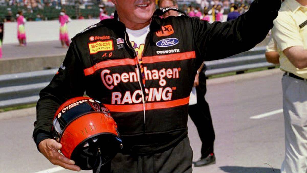 1977 gewinnt A.J. Foyt das Rennen als erster Pilot zum vierten Mal und fährt anschließend zusammen mit Streckenbesitzer Tony Hulman eine Ehrenrunde im Safety Car. Es ist das erste Mal, dass Hulman den Sieger so ehrt. Fünf Monate später stirbt Hulman an Herzversagen