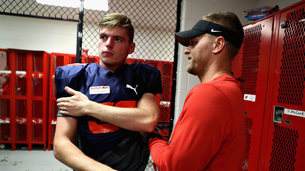 Bei der Ausrüstung bekommt Verstappen Hilfe von den Profis. Diese haben es normalerweise mit dickeren Armen als denen des Niederländers zu tun