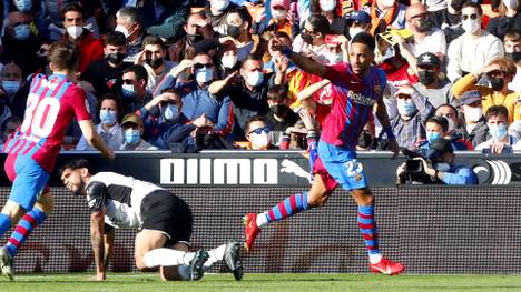 Der FC Barcelona gewinnt klar in Valencia. Auch weil Winter-Neuzugang Pierre-Emerick Aubameyang zu großer Form aufläuft - und nachträglich noch ein weiteres Tor anerkannt bekommt.