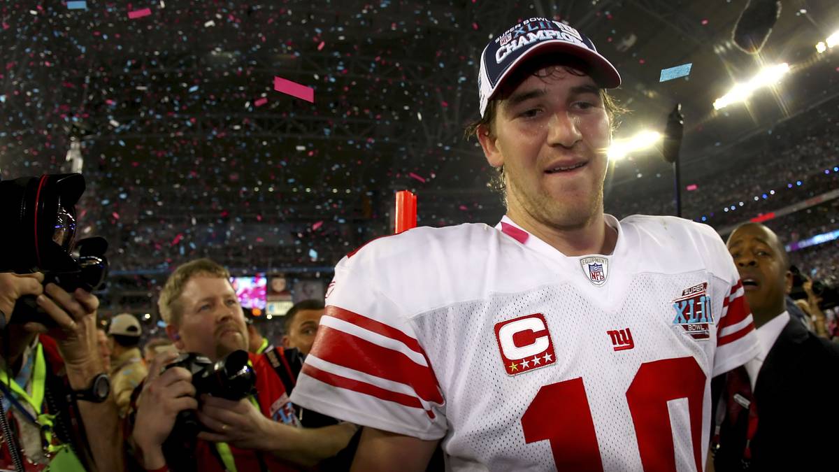 Der von da an weltberühmte "Helmet-Catch" gibt den Giants eine gute Feldposition und kurze Zeit später findet Manning Receiver Plaxico Burress, der New York mit 17:14 in Führung bringt - Bradys New England kann nicht mehr kontern. Ein Jahr nach seinem Bruder Peyton erhält auch Eli Manning (Bild) die Auszeichnung als wertvollster Spieler des Finals (MVP)