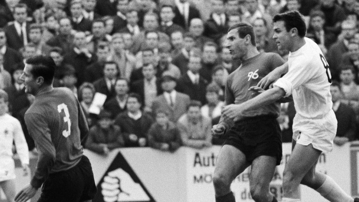 HERBERT LAUMEN (ANGRIFF): Zweitbester Gladbacher Torschütze der Bundesliga-Geschichte, er Torjäger in den Meisterjahren 1970 und 71 - bezeichnete es später als Fehler, dann zu Werder Bremen gewechselt zu sein