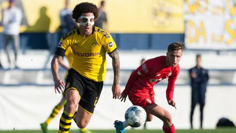 Axel Witsel stand nach seinem Treppensturz mit einer Gesichtsmaske auf dem Platz