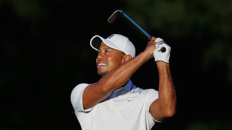 Tiger Woods blickt dem Golfball hinterher