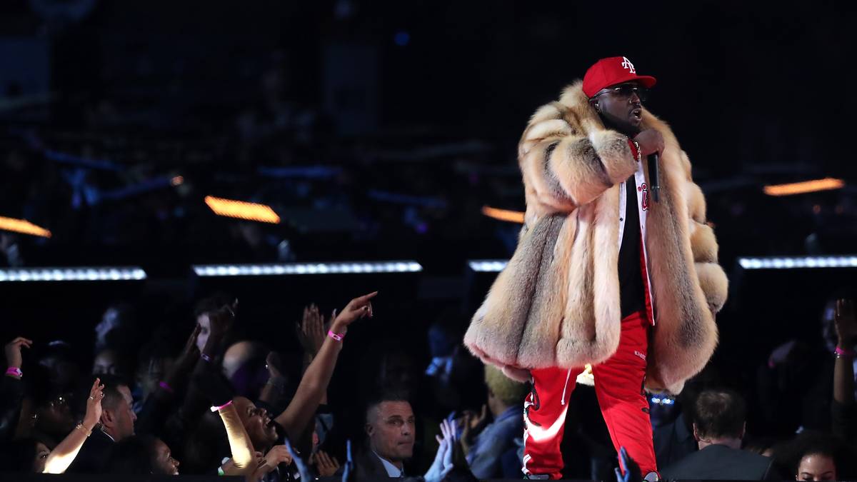 Unterstützt wird die Rock.Combo von gleich mehreren Rappern