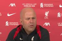 Liverpool-Trainer Arne Slot reagiert auf die Freistellung seines niederländischen Kollegen Erik ten Hag bei Manchester United.