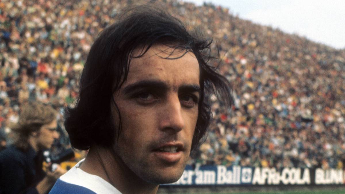 VON BAYERN ZU SCHALKE - FRANZ KRAUTHAUSEN (am 1.7. 1973): Das königsblaue Kapitel erweist sich für den Mittelfeldspieler als unbefriedigend. Zwei Jahre lang bleibt Krauthausen bei den Schalkern und kommt nur auf sechs Einsätze