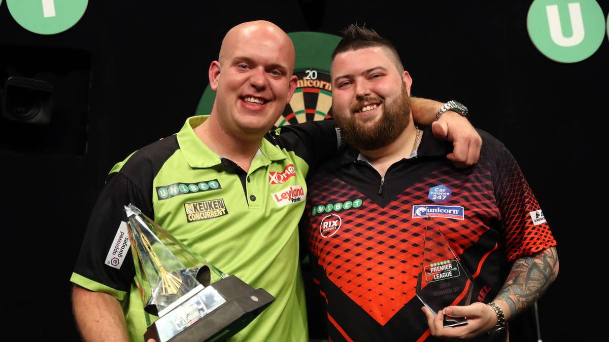 HÖCHSTER TV-AVERAGE: Mit einem 3-Darts-Average von 123,40 Punkten stellt MvG im Premier League-Match 2016 gegen Michael Smith (r.) einen neuen Rekord für TV-Events auf. Dazu steht er mit 117,95 Punkten (2016 in der Premier League gegen Robert Thornton) auch auf Rang drei dieser Rangliste