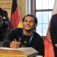 Fußball-Vizemeister Borussia Dortmund möchte offenbar rasch U17-Weltmeister Paris Brunner (17) langfristig an den Klub binden.