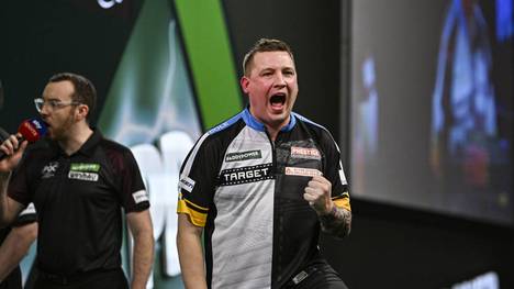 Chris Dobey steht im Achtelfinale der Darts-WM