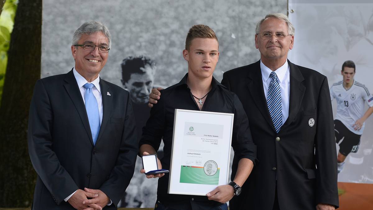 Im selben Jahr gewinnt er die Fritz-Walter-Medaille in Silber als zweitbester Spieler seines Jahrgangs - im Übrigen hinter Kevin Akpoguma
