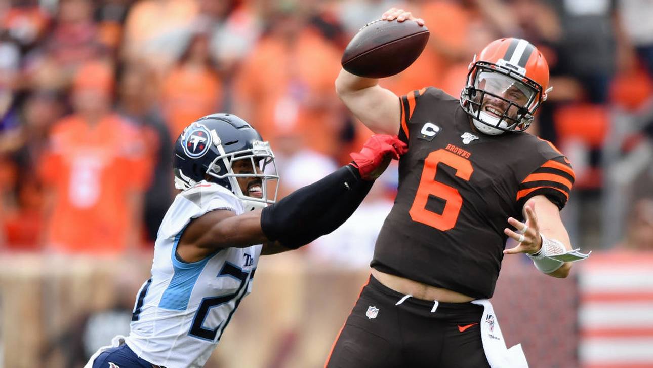 Browns-Quarterback Baker Mayfield (r.) leistete sich gegen die Titans gleich drei Interceptions