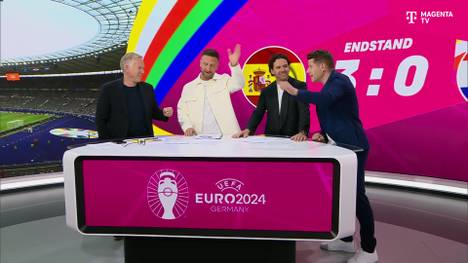 Ein zurückgenommenes Tor der Kroaten gegen Spanien bei der UEFA EURO 2024 sorgt im TV-Studio für eine hitzige Debatte. In den Hauptrollen: Shkodran Mustafi und Schiri-Experte Patrick Ittrich.