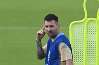 Messi hatte bereits das letzte Gruppenspiel am Samstag gegen Peru (2:0) wegen Schmerzen im rechten Oberschenkel verpasst.
