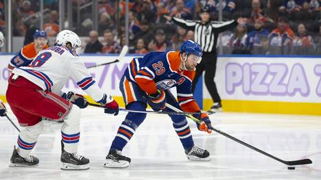 Leon Draisaitl feiert einen Kantersieg mit den Oilers