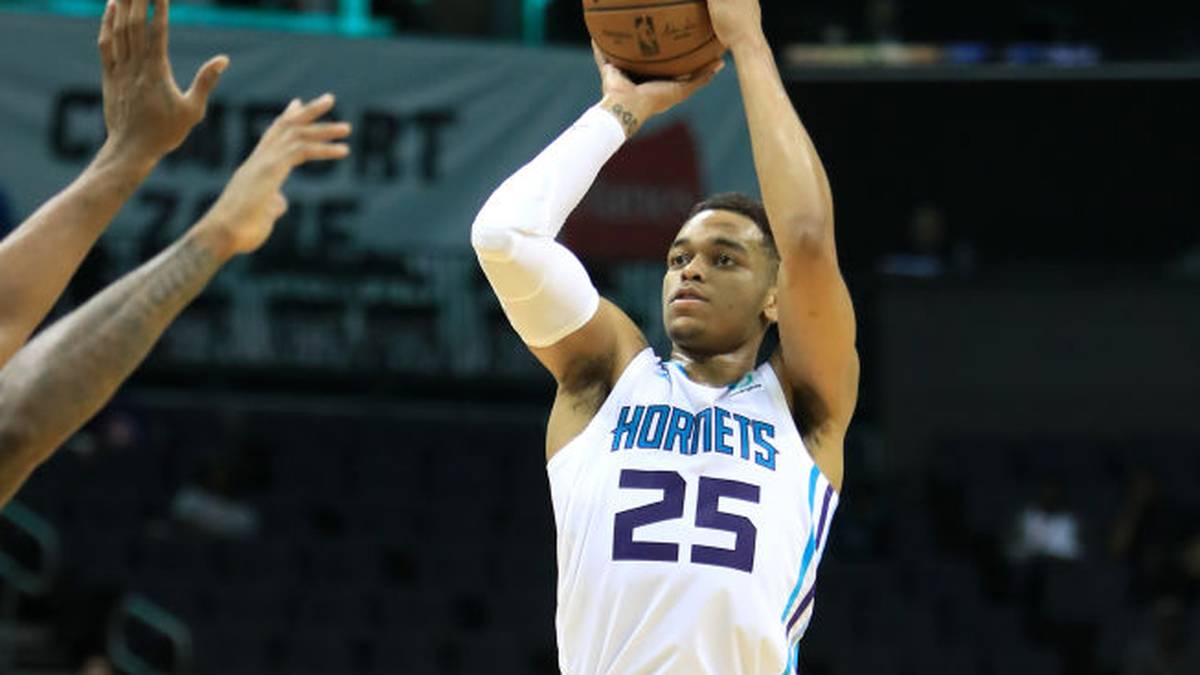 PJ WASHINGTON (Charlotte Hornets): Was für ein NBA-Debüt des 21-Jährigen! Der zwölfte Pick des Drafts 2019 führte die Hornets mit sieben Dreiern (bei elf Versuchen) zum knappen Sieg gegen die Bulls und stellte damit einen neuen Rekord auf