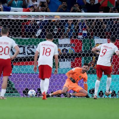 Robert Lewandowski gelingt bei Polens WM-Aus der Ehrentreffer. Doch das Zustandekommen stößt Frankreichs Keeper Hugo Lloris übel auf. 
