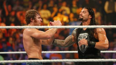 Dean Ambrose (l.) wurden bei WWE Monday Night RAW ein böser Kommentar über Roman Reigns in den Mund gelegt