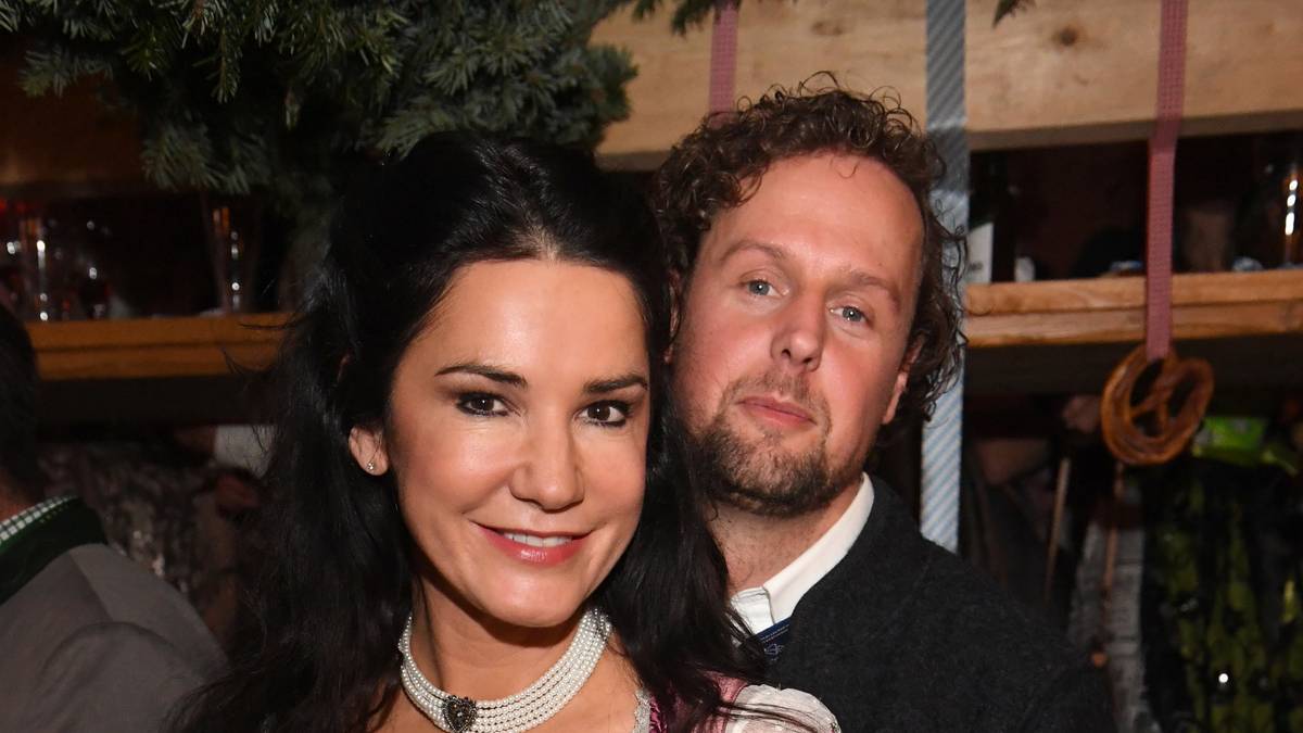 Schauspielerin Mariella Ahrens hat ihren Freund Sebastian Esser mitgebracht
