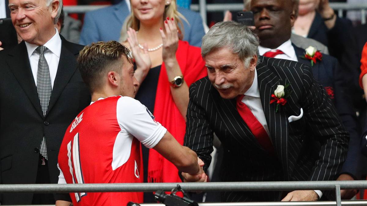 2007 kauft sich Kroenke beim FC  Arsenal ein und baut seine Position dort schrittweise aus. 2011 übernimmt der Geschäftsmann die Aktienmehrheit, ehe im Sommer 2018 die Komplettübernahme folgt