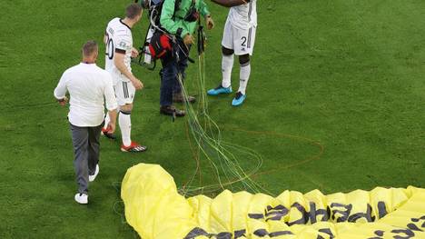 Ein Paraglider sorgt kurz vor Deutschlands EM-Auftakt für einen Schreckmoment in der Münchner Arena. SPORT1 Chefreporter Florian Plettenberg schildert die dramatische Szene im SNICKERS Fan Talks.