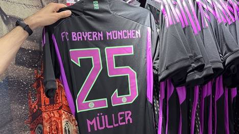 Eigentlich ist das neue Auswärtstrikot des FC Bayern erst ab dem 27.07. erhältlich. Doch die japanischen Fans bekommen schon vorzeitig die Möglichkeit das Trikot zu kaufen. 