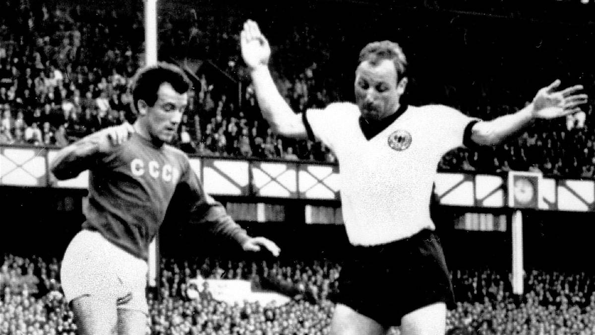 Lew Iwanowitsch Jaschin gilt bis heute als einer der besten Torhüter, die der diesjährige WM-Gastgeber je herausgebracht hat. 1960 wurde er zusammen mit der Nationalmannschaft Europameister, 1964 Vizeeuropameister und 1966 WM-Vierter