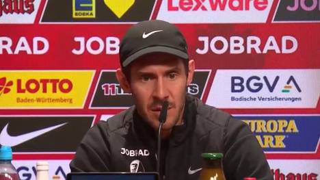 Nach seiner vierten Gelben Karte im Spiel gegen Werder Bremen ist Freiburg-Trainer Julian Schuster für die nächste Partie gesperrt. Nach dem Spiel übt er Kritik am Schiedsrichter und wirft ihm mangelndes "Fingerspitzengefühl“ vor.