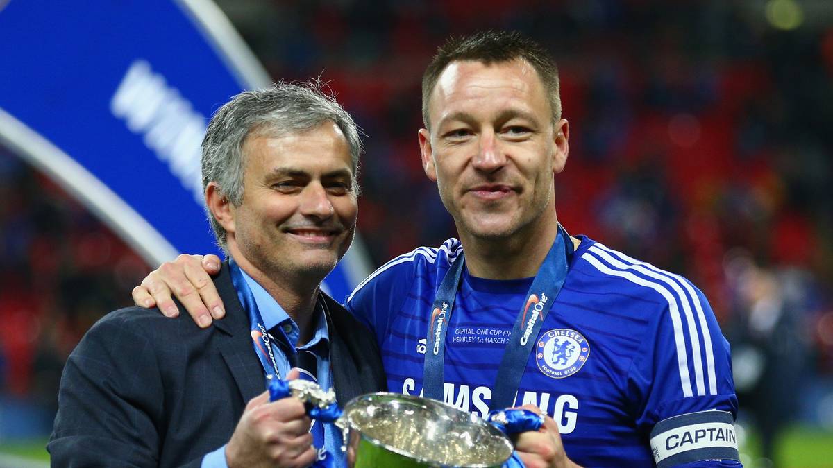 Zwei "Bosse" unter sich: Kapitän John Terry (r.) und Mourinho präsentieren stolz den Pokal
