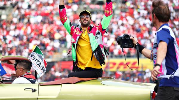 MEXICO CITY, MEXICO - OCTOBER 27: Daniel Ricciardo of Australia and Renault Sport F1 waves to the crowd on the drivers parade before the F1 Grand Prix of Mexico at Autodromo Hermanos Rodriguez on October 27, 2019 in Mexico City, Mexico. (Photo by Dan Istitene/Getty Images)