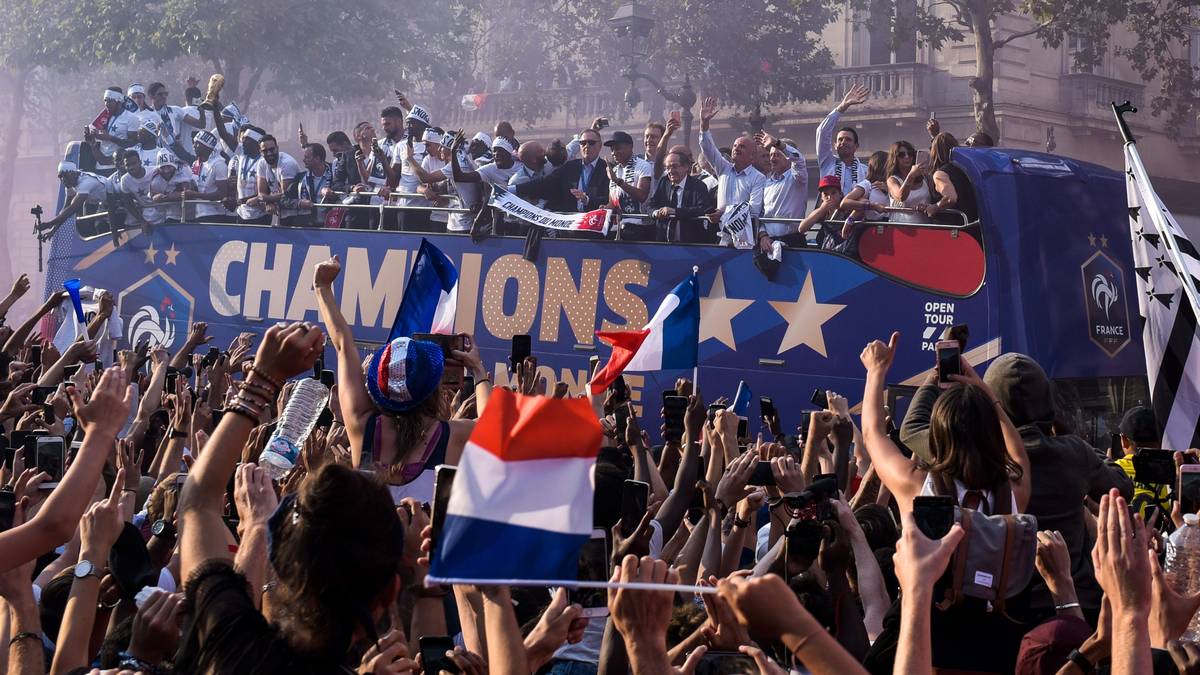 Den Pracht-Boulevard Champs-Elysees verwandeln am Montagabend Hunderttausende Franzosen in eine Partymeile