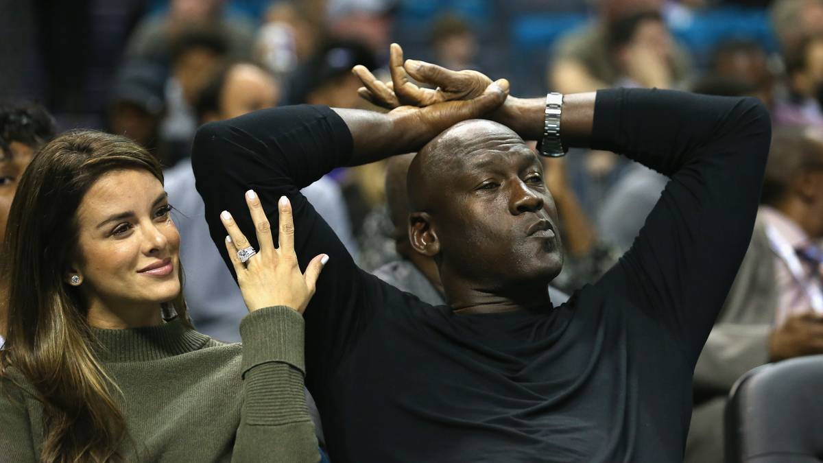 Anfang 2014 werden die beiden Eltern der Zwillinge Ysabel and Victoria. In der Öffentlichkeit - wie hier bei einem Spiel der inzwischen umbenannten Charlotte Hornets - sieht man "MJ" seitdem nur noch selten.