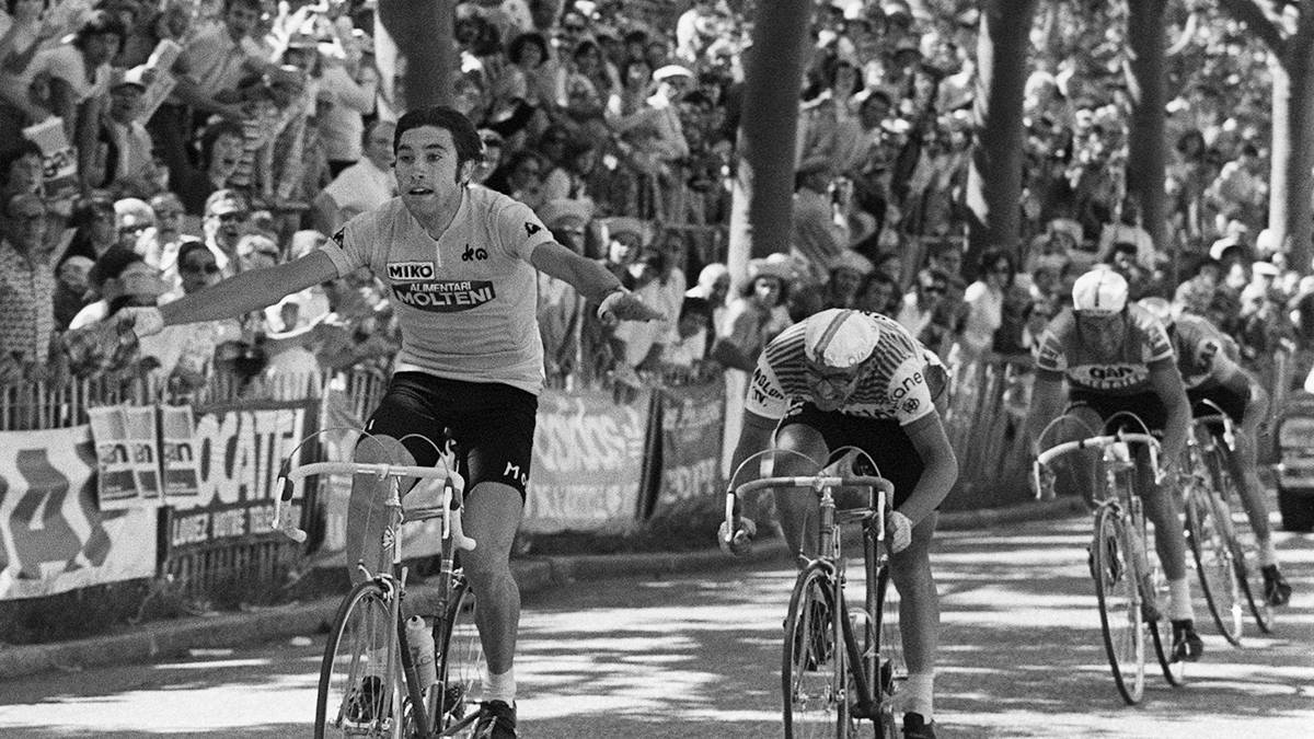 TDF-RETRO-100ANS-MERCKX So kennt man Eddy Merckx bei der Tour de France - die Arme weit ausgestreckt als Erster über die Ziellinie fahrend
