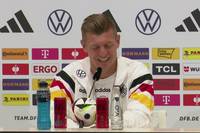 Jens Lehmann sorgt vor dem EM-Viertelfinale mit einer Aussage über die spanische Mannschaft für Verwunderung. Toni Kroos kann darüber nur lachen - und findet anschließend deutliche Worte.