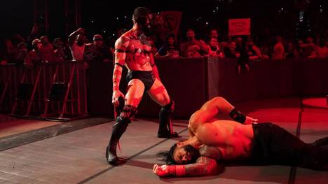 Bei WWE SmackDown überrascht der "Demon" Finn Balor (l.) den Universal Champion Roman Reigns
