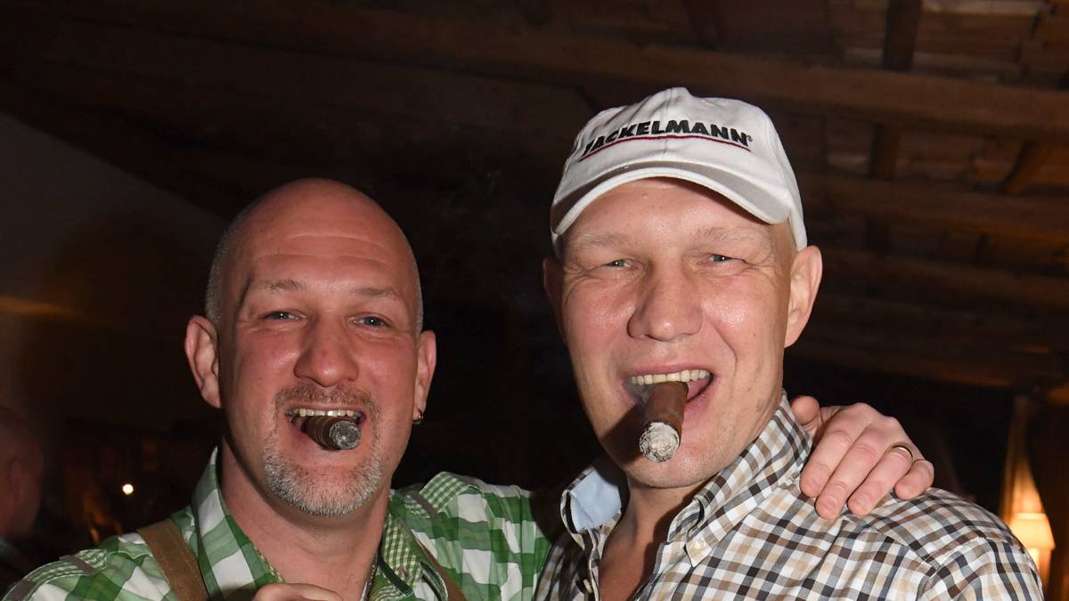 In Kitzbühel wird auch ein gebürtiger Brandenburger zu einem wachechten Buam: Ex-Boxer Axel Schulz (r.) lässt es sich gut gehen