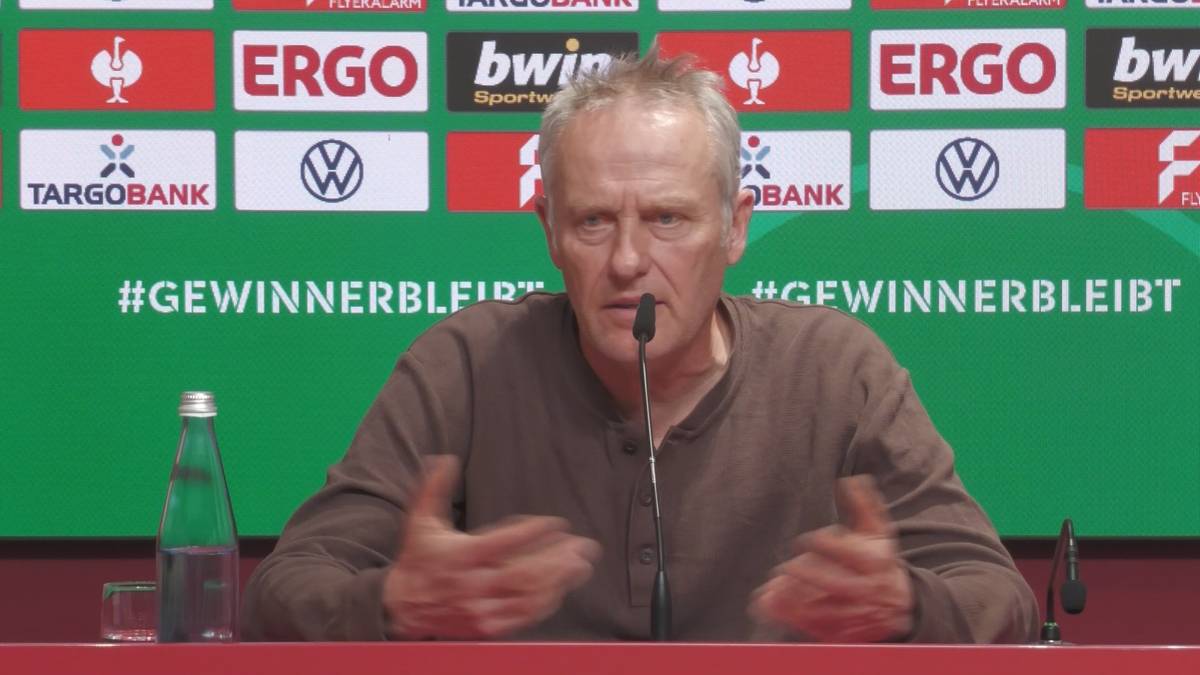 Christian Streich erzählt von seinen früheren Träumen, irgendwann mal gegen Franz Beckenbauer und die Bayern selbst kicken zu dürfen.