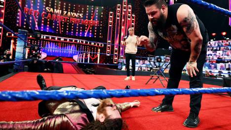 Logan Paul (hinten) geriet bei WWE zwischen die Fronten der Fehde Kevin Owens (r.) - Sami Zayn