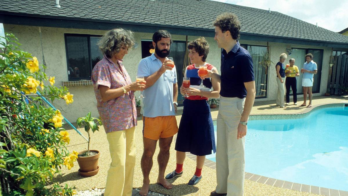 ...oder auch mit den Freunden Rosi Mittermaier (2.v.r.) und Christian Neureuther (r.) am Pool ihres Hauses